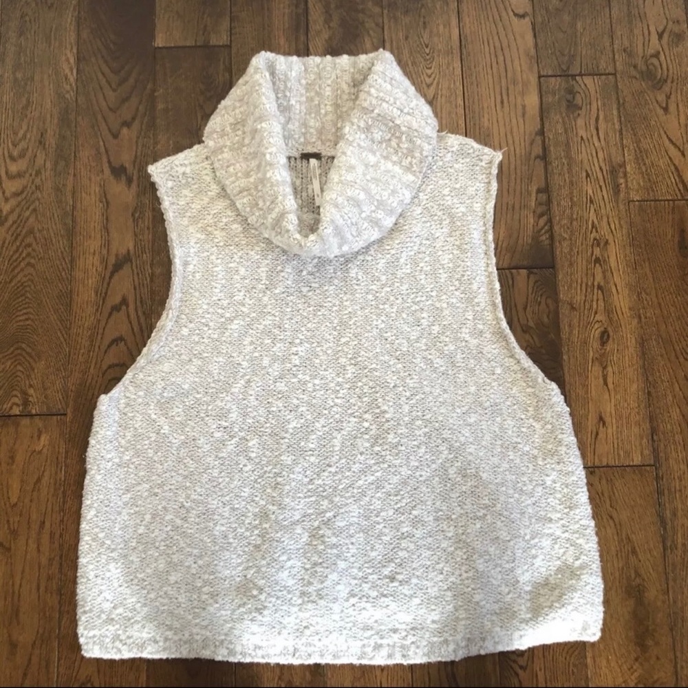 Free People Cowl neck Sleeveless sweater! Size M
